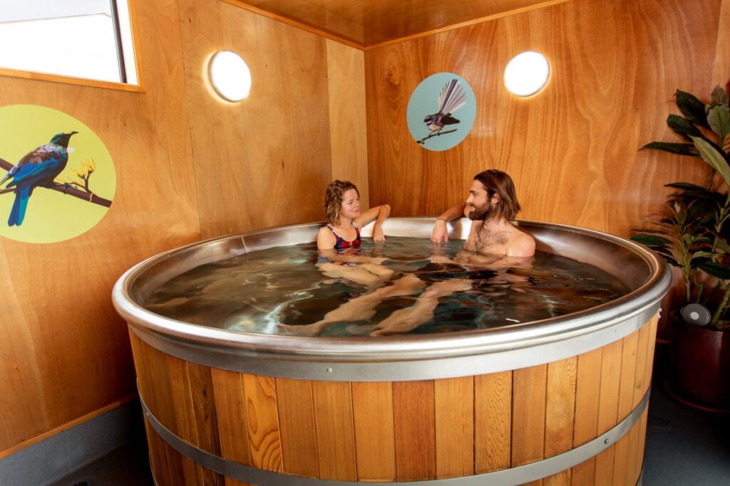 couple-in-hot-tub