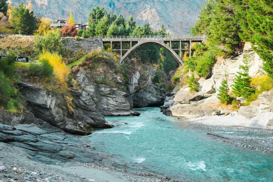 instagrammable-spots-queenstown-edith-cavell-bridge